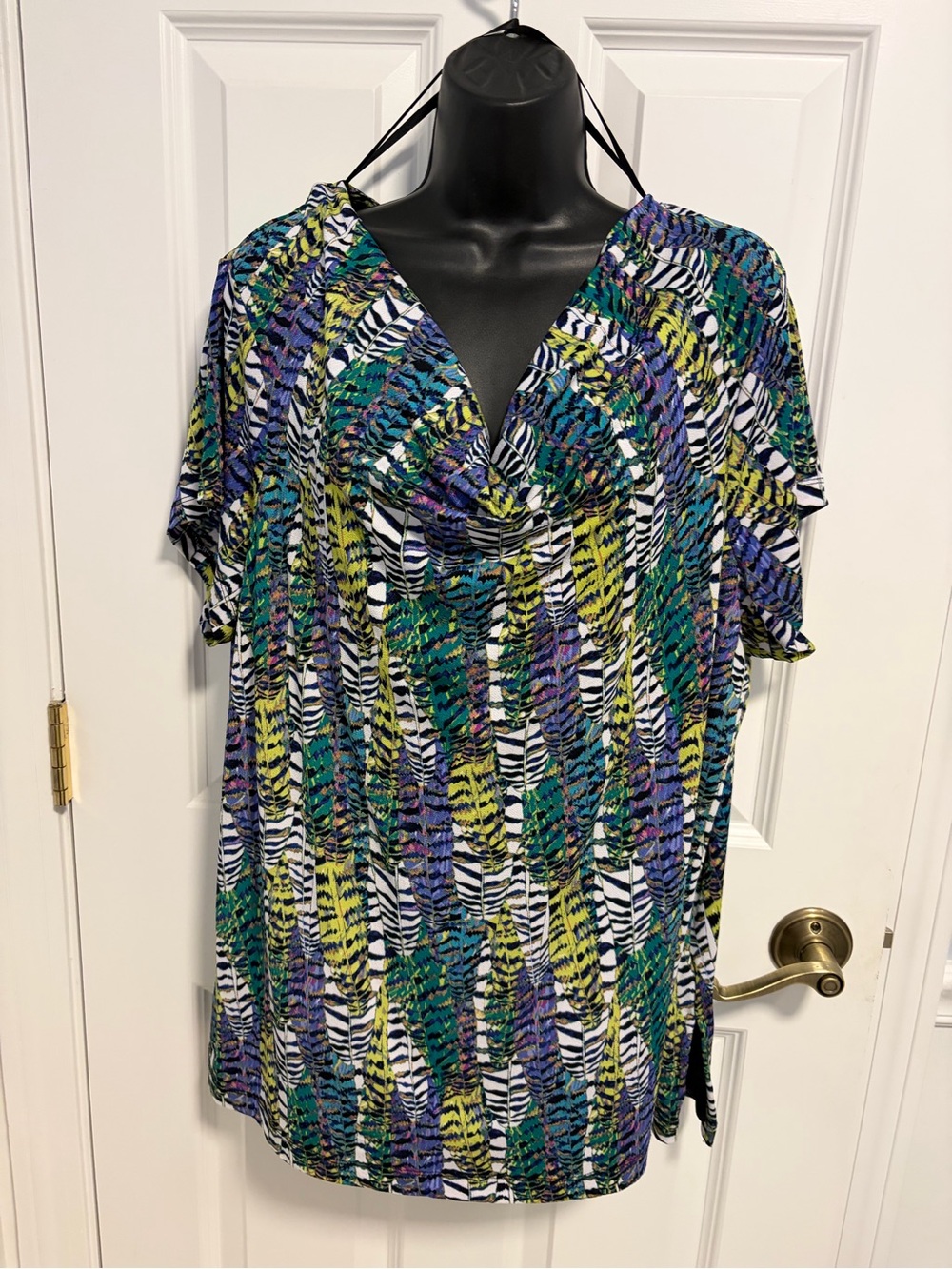Dana Buchman women short sleeve tunic. 1X. Colorful. Belted or not. Exc cond